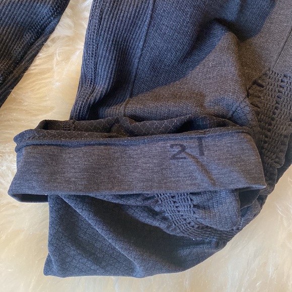 Lululemon In the Flow Crop II size 2 Grey - Picture 5 of 7